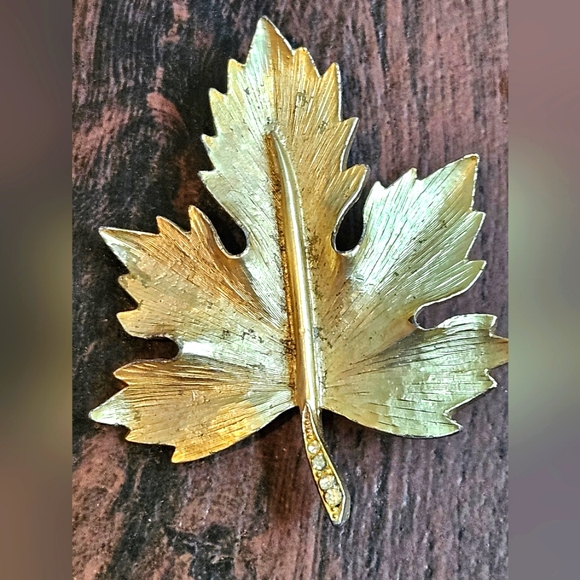 Vintage Gold Tone Maple Leaf Brooch With Rhinestones - Picture 3 of 12